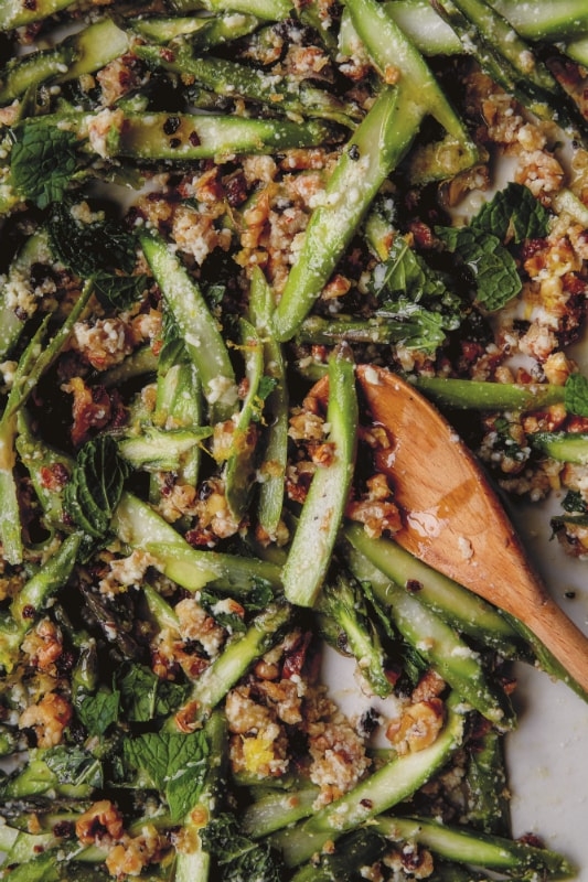 Salade van rauwe asperges met broodkruim, walnoten en munt uit Zes Seizoenen